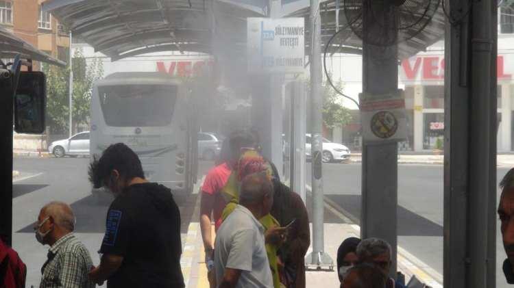 <p>Uygulama kapsamında otobüs duraklarında kurulan sistemle vatandaşlara soğuk su püskürtülüyor. </p>