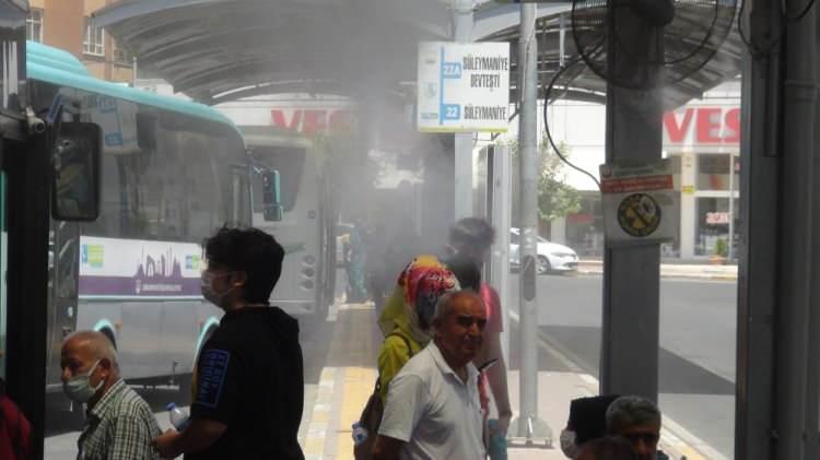 <p>Büyük vantilatörün de yerleştirildiği duraklarda otobüs bekleyenlerin, püskürtülen soğuk suyla sıcaktan korunması amaçlanıyor. </p>
