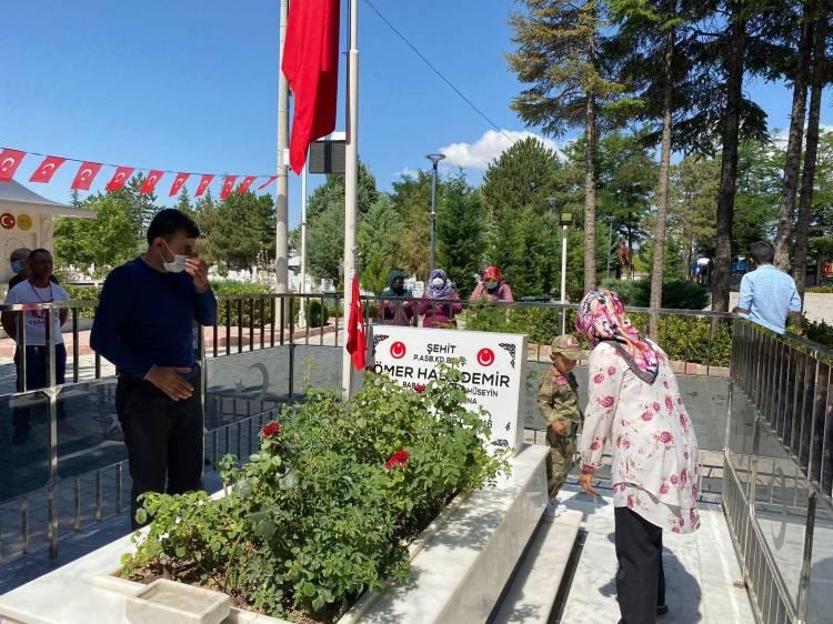 <p>Güler, "15 Temmuz nedeniyle Ömer Halisdemir’in mezarını ziyaret ettik, dua ettik. Oğlumuzu getirdik, isim babası olduğu için. </p>