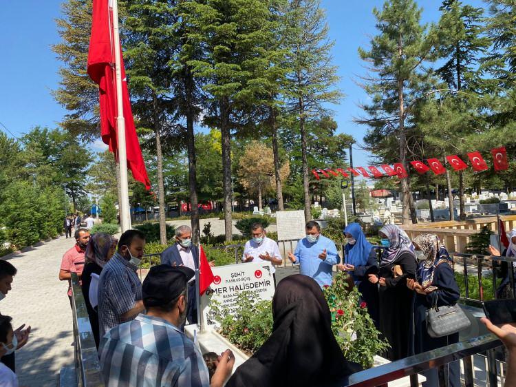 <p>FETÖ'nün 15 Temmuz 2016'daki darbe girişiminin yıl dönümünde, Şehit Ömer Halisdemir'in Niğde'nin Bor ilçesine bağlı Çukurkuyu beldesindeki mezarı ziyaretçi akınına uğruyor. Türkiye'nin dört bir yanından gelen ziyaretçiler, şehit Halisdemir'in mezarı başında Kur-an'ı Kerim okuyup, dua ediyor.</p>
