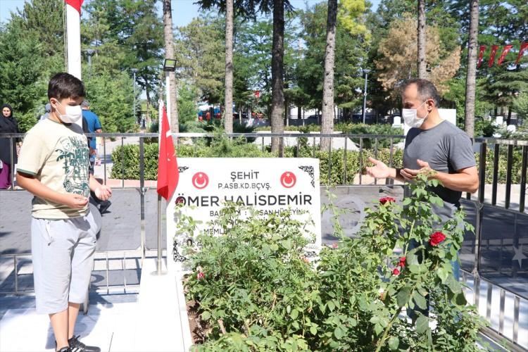 <p>Çok yoğun bir duygu yaşıyoruz. Kelimelerle anlatılmaz. Aslında bugün çok hoş bir gün değil ama nasipte varmış, yaşanacakmış yaşadık. Darbe girişiminden 1 yıl sonra doğdu. Cinsiyeti belli değilken 30 kuş şiirini dinlerken 'oğlum olursa ismini koyarım' diye içimden geçti. Eşim 'oğlun olacak' dedi. Biz de ismini Ömer Halis koyduk” ifadelerini kullandı.</p>