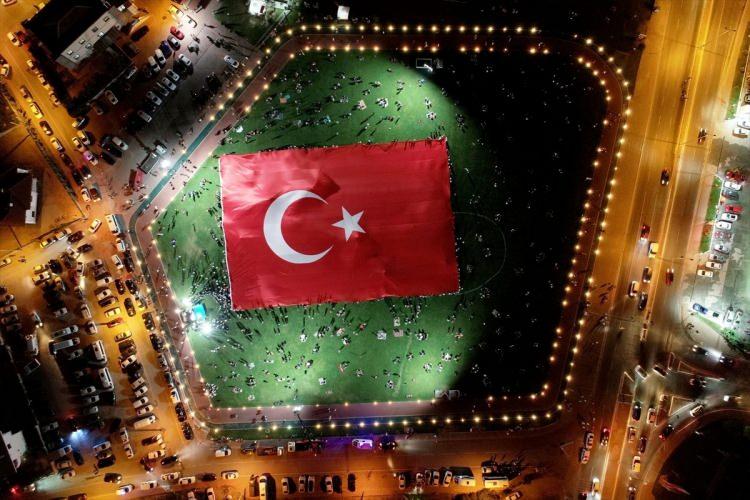 <p><strong>“BU EĞİTİMİ NE ZAMAN ALMIŞLARDI?”</strong><br />
5 yıl önce 15 Temmuz akşamı gösterilen fedakarlıklara da ayrı bir parantez açan Başkan Yalçın, “Milletimiz, Cumhurbaşkanımız Sayın Recep Tayyip Erdoğan liderliğinde cumhuriyete, demokrasiye, egemenliğe, milletin geleceğine, tek vatan, tek devlet ve tek millet diyerek sahip çıkmıştır. Yaşlısı genci, kadını erkeği, çocuğu yetişkini hep beraber meydanlardaydık. Belediyelerin iş makineleri ilk defa farklı işler yapmak zorunda kalıp bazı kendini bilmezlerin kullandığı tankların yollarını kapatıyorlardı. Kahramankazanlı çiftçi kardeşim, 1 hafta sonra alacağı hasadını yakıyordu. Bir başkası gömleğini tankın egzozuna tıkıyor, bir diğeri tankın önüne yatıyordu. Ya Rabbi! Bu eğitimi ne zaman almışlardı! Yani milletimizin geleceğine sahip çıkılmıştı” diye konuştu.</p>
