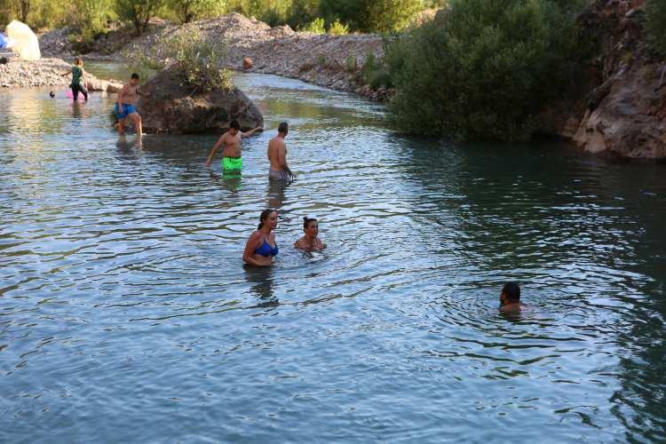 <p>Hafta sonunun da etkisiyle kadın, çocuk, genç yaşlı yüzlerce kişi, doğal plajlarda nehre girdi.</p>
