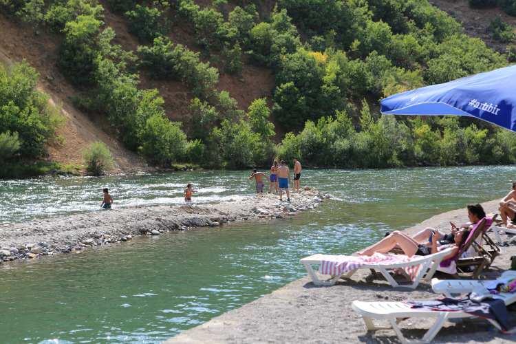 <p> O yüzden fırsat bulabildiğimiz kadar Munzur Nehri'ne geliyoruz. </p>
