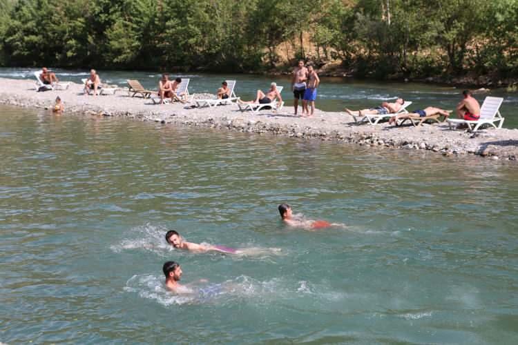 <p>Burası, kültürü, doğası ve insanıyla muhteşem bir şehir. Serinlemek için kendimizi Munzur Nehri'ne atıyoruz. </p>
