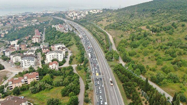 <p>D100 Karayolu İzmit geçişinde ise şehir trafiğinin de eklenmesi ile yoğunluk oluşmaya başladı.</p>
