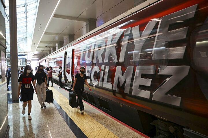 <p>"Bu yıl üçüncü kez giydirilen 15 Temmuz Demokrasi ve Milli Birlik Günü Treni ile millet iradesinin ortaya koyduğu muhteşem zaferin ve bu hain darbeden alınan derslerin hatırlanmasını, gelecek kuşaklar tarafından unutulmamasını amaçlıyoruz.</p>