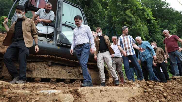 <p>Çevre ve Şehircilik Bakanı Murat Kurum, Rize`nin Güneysu ilçesine bağlı Tepebaşı, Yeşilköy ve Ballıdere köylerinde incelemelerde bulundu.</p>
