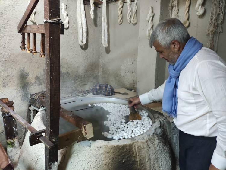 <p>Bu benim kozaları işlediğim fırın eski teknikle yapılan tepme fırın olarak geçiyor. Yüzlerce yıllık teknikle burada kozadan ipek iplik elde ediyorum.</p>
