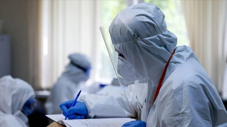 <p>Doktorların kendi sağlık durumu hakkında farklı görüşlere sahip olduğunu kaydeden Mıgırdiçoğlu, bazı uzmanların yaşadıklarını, semptomları nedeniyle corona virüsle ilişkilendirdiğini, bazılarının ise virüsten bağımsız olduğunu söylediğini belirtiyor. Şimdi ise durumu daha iyi.</p>