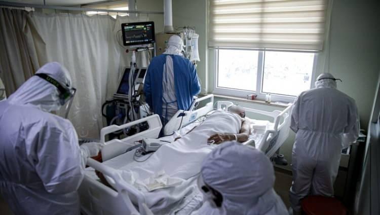 <p><strong>"YOLUN BAŞINDAYIZ"</strong></p>
<p>DSÖ de, Dr. Levent Akyıldız da corona virüs sonrası semptomlarla ilgili henüz yolun başında olunduğuna dikkat çekiyor. İlgili açıklamalarda konuyla ilgili araştırmaların sürdüğüne, bugün vahim gözüken semptomların gelecekte gerileyebileceğine ya da bugün ortaya çıkmayan bir semptoma gelecekte rastlanabileceğine vurgu yapılıyor.</p>
<p>Türkiye’de geçtiğimiz aylarda bazı hastanelerde Uzun Covid poliklinikleri açıldı. Hastalar bu polikliniklere şikayetlerini bildirdikten sonra ilgili branşlara yönlendiriliyor.</p>