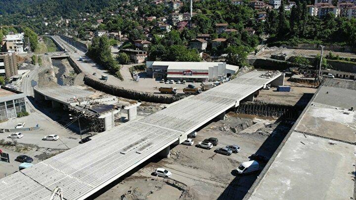 <p>Zonguldak kent trafiğini büyük oranda rahatlatacak olan Mithatpaşa Tünellerinin yapımı sürüyor. 2013 yılında dönemin Ulaştırma, Denizcilik ve Haberleşme Bakanı Binali Yıldırım tarafından temeli atılan Mithatpaşa Tünelleri'nde çalışmalar sürüyor.</p>
