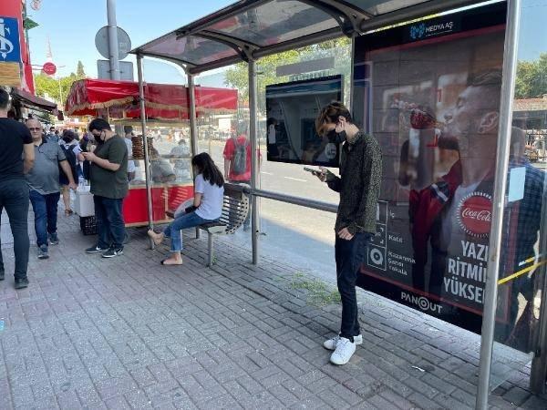 <p>Otobüs şoförleri, tam durak önünde değil de büfe önünde biriken kalabalıktan yolcu alıyor. Yolcuların yoğun olarak beklediği noktada herhangi bir İETT durağı ibaresi de bulunmuyor. Beşiktaş'ın yoğun noktalarından biri olan Akaretler'deki durağı, yolculardan daha çok, soluklanmak için oturacak yer arayanlar tarafından kullanıyor.</p>
