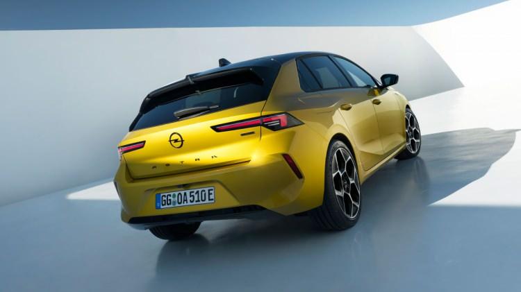 <p>Masaj ve havalandırma özelliğine sahip, sınıfının en iyisi AGR ergonomik koltuklar</p>
<p>Opel’in ödüllü ergonomik AGR koltukları haklı bir üne sahip ve yeni Astra bu uzun soluklu geleneği sürdürüyor. “Aktion Gesunder Rücken e. V.” (Sağlıklı Sırtlar Kampanyası) sertifikalı ön koltukların konumu önceki nesile göre 12 mm daha alçak.</p>