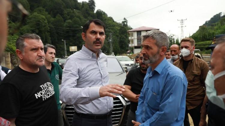 <p>Bakan Kurum, aile ile bir süre sohbet ederek devletin her türlü desteği sağlamaya devam edeceğini söyledi.</p>