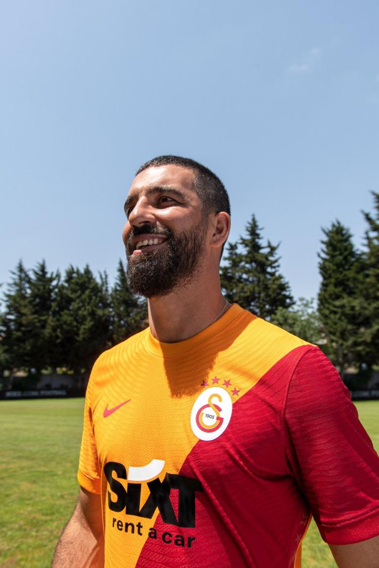 <p>Galatasaray'ın yeni sezon iç ve dış saha formaları 399.90 TL'den satışa çıkarıldı.</p>