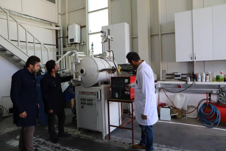 <p class="MsoNormal">Cihazda çeşitli formlarda üretilen süper alaşımlar birçok alanda kullanılıyor. Şerit formunda üretilen hızlı katılaştırılmış manyetik malzemelerden sert olanları mıknatıs yapımında, yumuşakları yüksek enerji tasarruflu elektrikli motorlarının ve trafoların yapımında kullanılıyor. Eloktromanyetik kalkanlama özelliklerinden dolayı havacılık ve savunma sanayinde kullanımları da mevcuttur."<o:p></o:p></p>