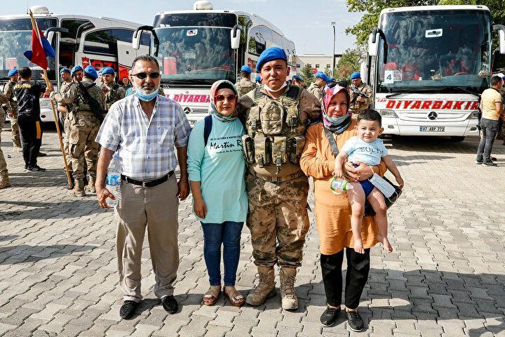 <p>Kahraman mehmetçikler aileleri ile hatıra fotoğrafı çektirdiler.</p>

<p>Silah arkadaşları Suriye'ye gider askerleri böyle uğurladı.</p>
