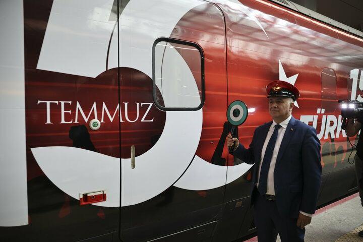 <p>TCDD Taşımacılık AŞ Genel Müdürü Hasan Pezük, törende yaptığı konuşmada, Fetullahçı Terör Örgütünün (FETÖ) hain darbe girişiminin 5'inci yılında, YHT setini, birlik ve beraberliğin sembolü haline gelen fotoğraflarla giydirdiklerini söyledi.</p>