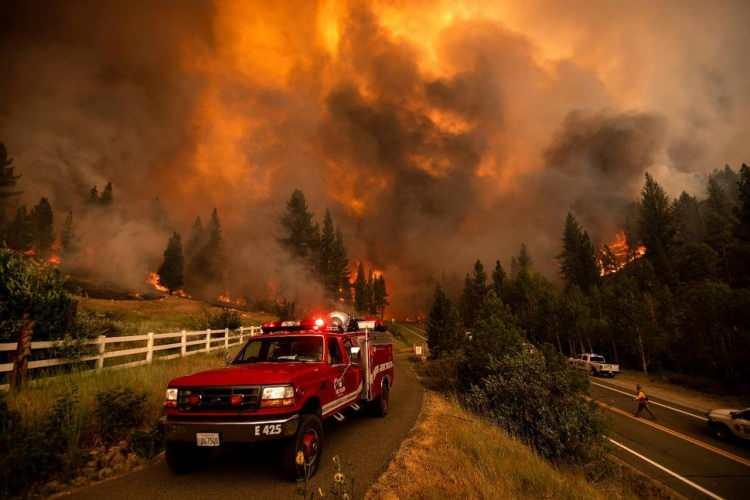 <p>Yangın, Californiya-Nevada sınırındaki Markleeville'i tehdit ediyor. Bölgede üç ev küle döndü.</p>