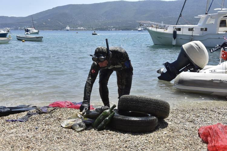 <p>- "İnanılmaz çeşitli atık çıkıyor"</p>
<p>Bodrum Belediye Başkanı Ahmet Aras, AA muhabirine, belediye dalış ekibinin yaptığı çalışmalara hem gönüllüler hem de öğrencilerin destek verdiğini söyledi.</p>