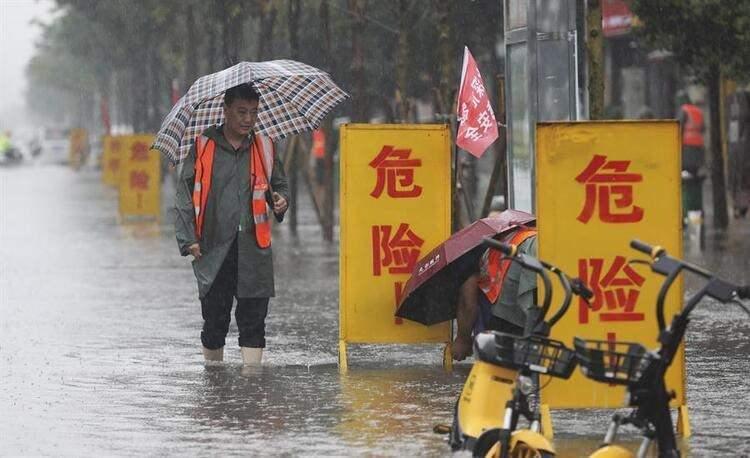 <p>İtfaiye daha sonra bu kişinin kurtarıldığını duyurdu.</p>
<p>Wang Guirong isimli 56 yaşındaki bir kişi, "Hep Zhengzhou'da yaşadımda. Hayatımda bugünkü kadar çok yağmur görmedim" dedi.</p>
<p>Zhengzhou'ya son üç günde yağan yağmurun bir yıla eşit olduğu belirtiliyor.</p>