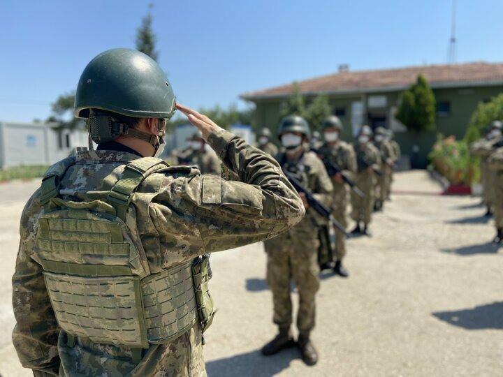 <p>Kurban Bayramı'nı komutanları ve silah arkadaşlarıyla geçiren askerler, bölük komutanı Piyade Yüzbaşı İsmail Savaş komutasında bir araya gelerek koronavirüs tedbirleri kapsamında, sosyal mesafe kurallarına göre bayramlaştı.</p>