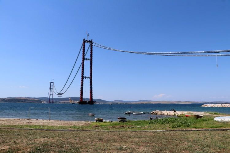 <p>1915 Çanakkale Köprüsü'nün yolunu oluşturacak, her biri 45 metre genişliğinde, 48 metre uzunluğunda ve 700 ton ağırlığındaki mega tabliye bloklarının bağlanacağı askı halatlarının ana halatlara montajı devam ediyor. </p>
