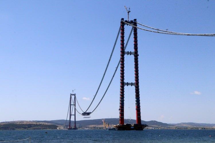 <p> Lapseki yakasında bulunan 680 metre uzunluğundaki yaklaşım viyadüğü ile Gelibolu yakasında bulunan 365 metre uzunluğundaki yaklaşım viyadüğüne ise ilk tabliye bloklarının montajı geçen günlerde yapılmıştı.<br />
</p>