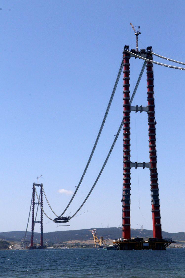 <p>318 metrelik yüksekliğiyle 18 Mart Çanakkale Deniz Zaferi'ni simgeleyecek kulelerin üst kısmı da Seyit Onbaşı'nın Çanakkale Savaşları'nda namluya sürdüğü top mermisini temsil edecek şekilde olacak. </p>