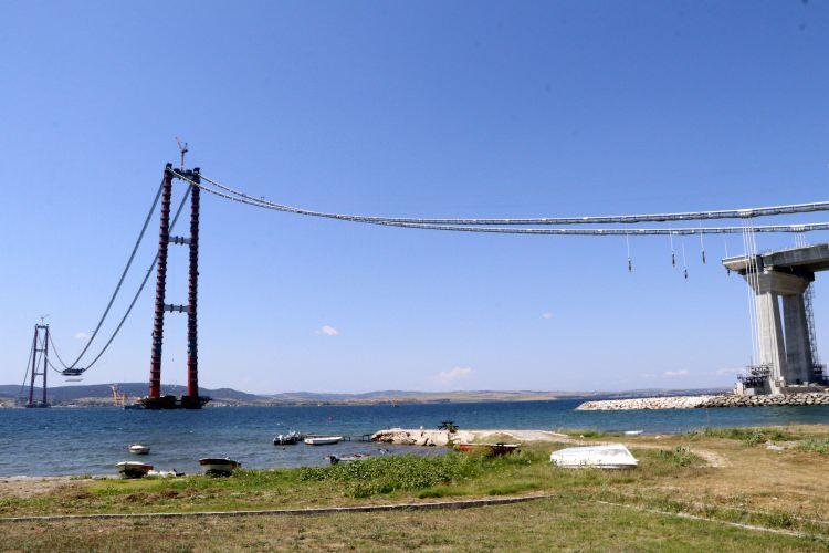<p><strong>18 MART 2022'DE HİZMETE AÇILACAK</strong><br />
<br />
1915 Çanakkale Köprüsü ve Otoyolu Projesi kapsamında 1 asma köprü, 2 yaklaşım viyadüğü, 4 betonarme viyadük, 6 alt geçit köprüsü, 38 üst geçit köprüsü, 5 köprü, 43 alt geçit, 115 çeşitli boyutlarda menfez, 12 kavşak (devlet yolu üzerindeki kavşaklar dahil), 4 otoyol hizmet tesisi, 2 bakım işletme merkezi, 6 ücret toplama istasyonu inşa edilecek.</p>