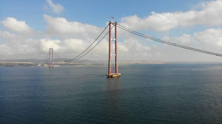 <p>Köprünün 770'er metre yan açıklıklar ile toplam 3 bin 563 metre uzunluğunda olması planlanırken, 365 ve 680 metrelik yaklaşım viyadükleri ile toplam geçiş uzunluğu 4 bin 608 metre olacak. Gidiş-geliş 3 şeritli olacak köprünün, yaklaşık 45,06 metre genişlikte olması öngörülüyor. Köprü tabliyesinin iki tarafında bakım onarım amacıyla kullanılacak yürüme yolları olacak.</p>
