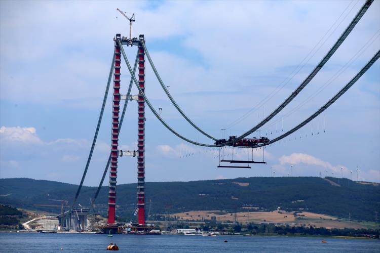 <p>Cumhuriyetin kuruluşunun 100'üncü yılını simgeleyen köprünün 2 kule arasındaki 2023 metre uzunluğa sahip orta açıklığına ilk mega tabliye blok montajı yapıldı. Gemiyle getirilen mega tabliye bloku, ana halatlar üzerine geçen günlerde montajı yapılan kaldırma vinci ile yukarı kaldırılarak konuldu. <br />
 </p>
