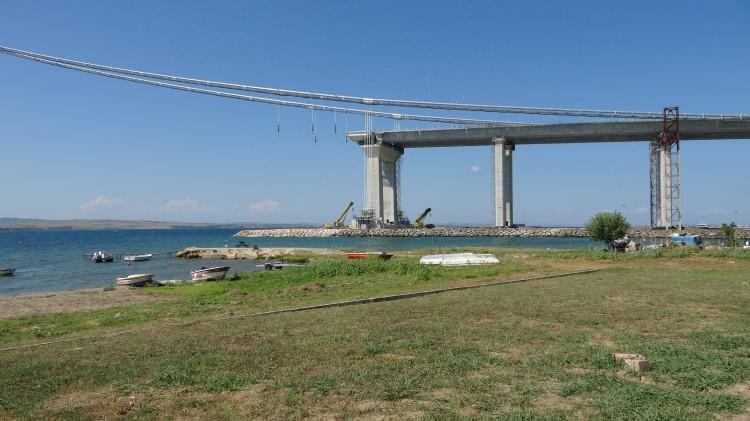 <p><strong>DÜNYANIN EN BÜYÜK ASMA KÖPRÜSÜ OLACAK</strong><br />
<br />
1915 Çanakkale Köprüsü, tasarımındaki inceliklerle de dünyada ilk olmaya aday. Cumhuriyetin 100'üncü kuruluş yıl dönümünü temsil eden 2023 metrelik orta açıklığıyla köprü tamamlandığında 'dünyanın en büyük orta açıklığına sahip asma köprüsü' unvanına sahip olacak.</p>
