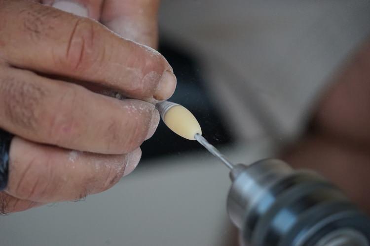 <p>Tespih çekmeyi çok sevdiğini belirten Karakuş, internette tesadüfen karşılaştığı bir ustanın, canlı yayında tespih işlemesinin çok hoşuna gittiğini anlattı.</p>
