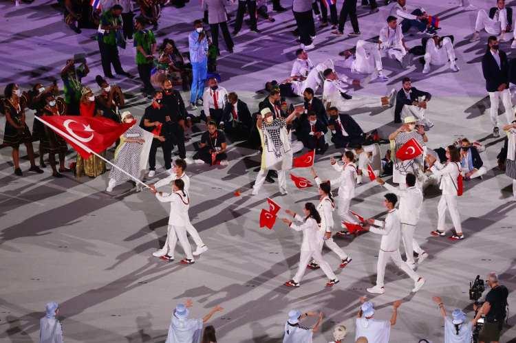 <p>Türkiye'yi 2020 Tokyo Olimpiyatları'nda temsil eden milli sporcularımız bayrağı taşıyan Merve Tuncel ve Berke Saka öncülüğünde, Japonya'nın başkenti Tokyo'daki Olimpiyat Stadyumu'nda gerçekleştirilen açılış seremonisinde sahneye çıktı.</p>
