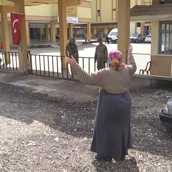 <p>Suriye'nin İdlib şehrinde 1.5 yıl önce 34 askerin şehit olmasının ardından Reyhanlı'da askeri birliğin önüne giderek askerlere ellerini açarak "Biz Osmanlı'nın kadınıyız, Mehmetçiğimin yanına ben de gideceğim" diye seslenen 85 yaşındaki Meryem Özdil'i Kurban Bayramında asker ziyaret etti.</p>
