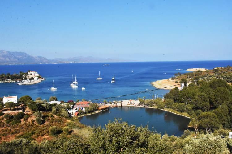 <p>Muğla'nın aşılamada Türkiye'nin en iyi illerinden biri olduğunu anlatan Çoban, tatilcilerin randevu almamış olsa dahi aşı yaptırabileceğini, bunun için belirlenen noktalarda ekiplerin çalışma yürüttüğünü dile getirdi.</p>