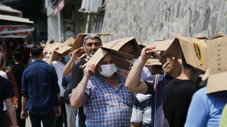 <p>Bahçelievler Şirinevler'de Kurban Bayramı öncesi bir baklavacının piyasaya göre ucuz fiyata sattığı baklavalar nedeniyle yoğunluk oluştu. Arefe günü sabahın ilk saatleri ile birlikte sıraya giren vatandaşlar tatlıcı dükkanı önünde metrelerce kuyruk oluşturdu. Sıcak havaya rağmen yaklaşık bir saatlik beklemenin ardından dükkanın içine girebilenler, kilosu 19 liradan başlayan baklavalardan satın aldı. Bazıları sıcaktan daha az etkilenmek için karton parçalarıyla kendilerine gölge yaptı. Metrelerce uzayan baklava sırası havadan görüntülendi.</p>

<p> </p>
