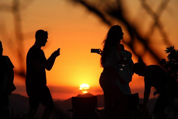 <p>Türkiye'nin dört bir yanından Kapadokya bölgesinde günbatımını izlemek için her gün binlerce yerli ve yabancı turist, Kızılçukur vadisine akın ediyor. Ortahisar Belediye Başkanı Mustafa Ateş, "Kızılçukur vadisinde günbatımı dünyanın en nadir yerlerinden bir tanesidir" dedi.</p>
<p> </p>