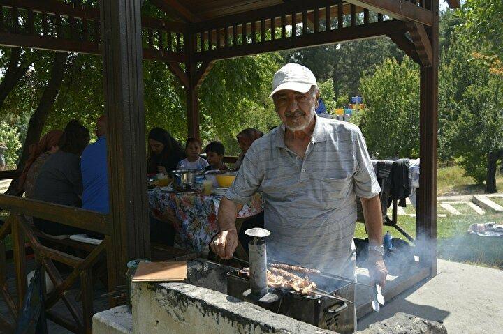 <p>Vatandaşlar ise piknik alanlarının kalabalık olduğunu, yer bulmakta zorluk çekseler de piknik yapmanın keyfini çıkardıklarını söyledi.</p>
