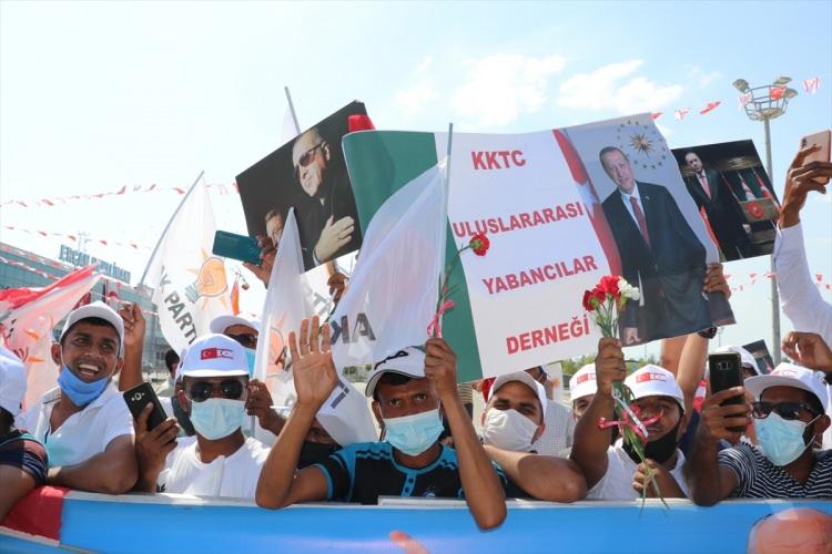 pKalabalığı selamlayan Erdoğan, KKTC Cumhuriyet Meclisine hareket etti./p 