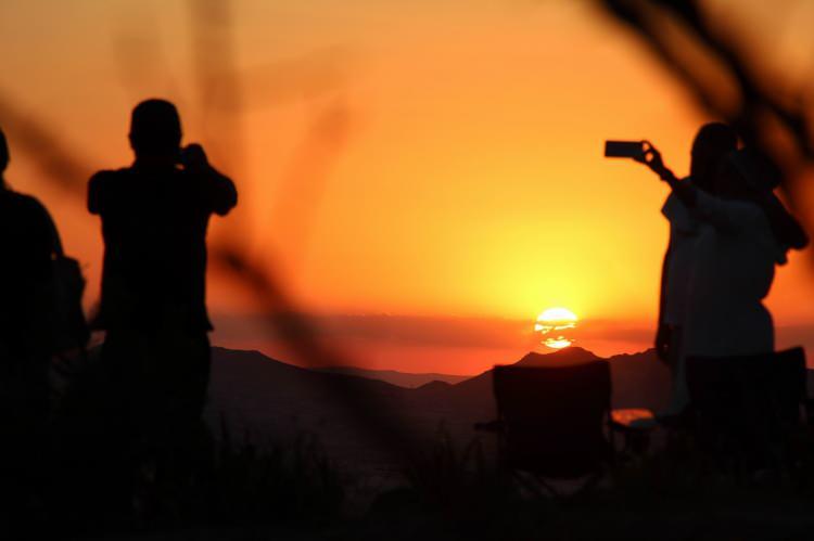 <p>Güneşin son ışıklarını izleyebilmek için Kızılçukur vadisine gelen turistler, batan güneşle birlikte bol bol hatıra fotoğrafları çektiriyor.</p>
