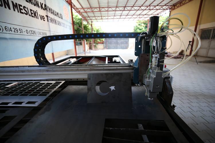 <p>Yıldırım, yaptıkları çalışmalarla okullarında eğitim ve üretimi birleştirdiklerini, öğrencilerin de bu sayede gelir elde ettiğini belirtti.</p>
<p>Elektrik ve Elektronik Bölümü Alan Şefi Ersin Öz de makinenin kentte ilk olma özelliği taşıdığını söyledi.</p>