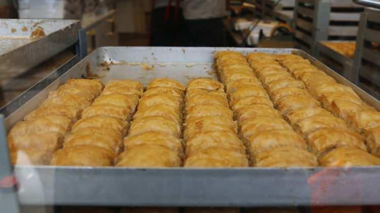 <p>EN ÇOK TERCİH EDİLEN TEREYAĞLI FISTIKLI VE CEVİZLİ BAKLAVA<br />
<br />
Baklava markasının İstanbul'daki şubesini işleten Adil İpekli, "Halkı, vatandaşı düşünen bir yapımız var. Buna istinaden baklava uygun üretiliyor. Herkes baklava yiyebilsin diye biz de bu fiyata vatandaşlarımızla buluşturuyoruz. Bir günde sattığımız baklava 4-5 tonu bulabiliyor. Bugün için bu rakam biraz daha yüksek diyebiliriz" dedi. Baklava almak için sırada bekleyen bir vatandaş da, "Yaklaşık bir saattir bekliyorum. Fiyat uygun olduğu için geldik. 3 kilo baklava alacağım. Baklavası çok güzel" dedi. Kilosu 19 liradan başlayan baklavalardan en çok tercih edilenleri ise tereyağlı fıstıklı ve cevizli baklava.</p>