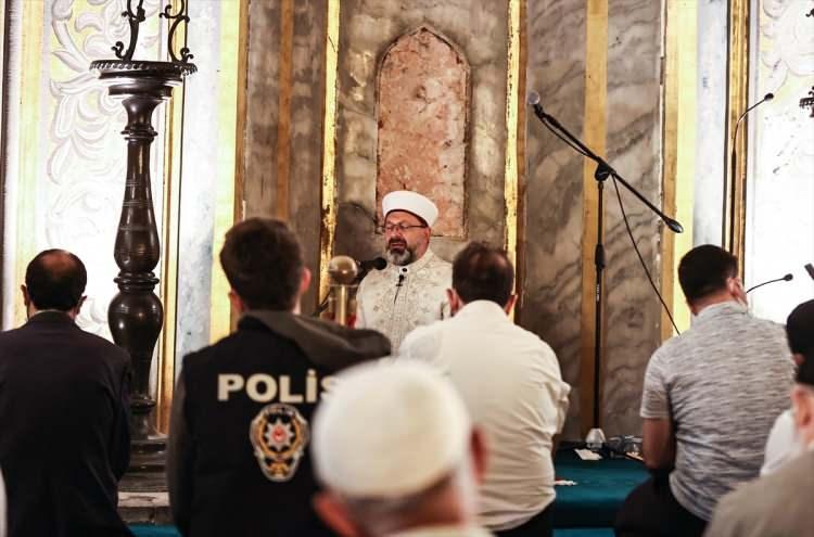 <p>Farklı ülkelerden Müslümanların akınına uğrayan camiye namaz vaktinden önce gelenler, Kur'an-ı Kerim okuyarak ve dua ederek vakit geçirdi.</p>
