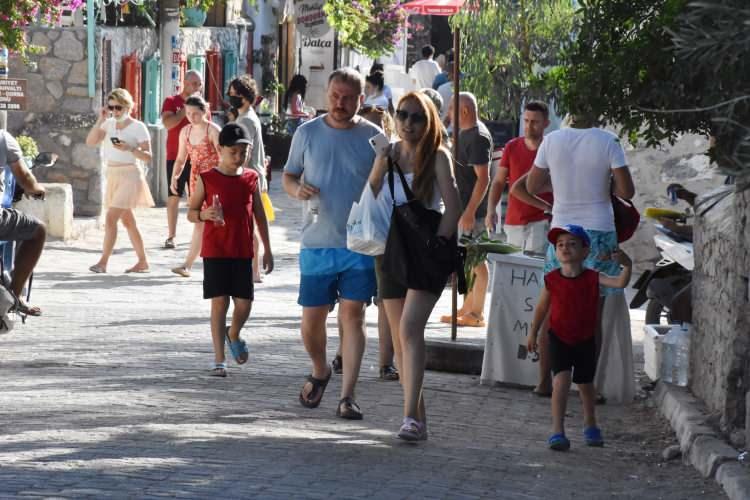 <p>Eski Datça Mahallesi'nde tarihi yapıların bulunduğu alanlarda özellikle yerli turist yoğunluğu yaşanıyor. İlçede tatilini geçiren ve diğer ilçelerden günübirlik gelen çok sayıda ziyaretçi, buradaki yapıları gezerek alanda bulunan doğal ürünleri tatma ve alma imkanı buluyor.</p>