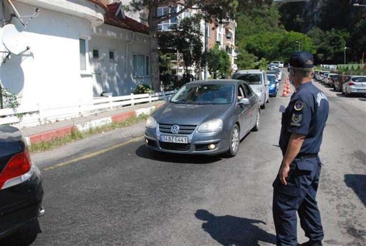 <p>Bartın Belediye Başkanı Cemal Akın, İnkumu plajına yoğun talep olduğunu söyleyerek, “Bayram tatilinden önce İnkumu’ndaki pansiyonlar ve oteller tamamen doldu. Şu anda da 10 bin araç İnkumu’na gelince bütün otoparklar ve yol kenarları doldu. Aşırı yoğunluk nedeniyle trafik ekiplerimiz yolu kapattı. Biz de belediye olarak 24 saat esasına göre gelen misafirlerimizin en iyi şekilde tatil yapmaları için görev yapıyoruz. Bu yoğunluğun Kurban Bayramı’nda daha fazla olacağını düşünüyoruz” dedi.</p>
<p> </p>