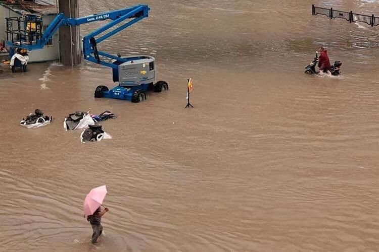 <p>Sellere dair sosyal medyada paylaşılan videolarda Zhengzhou sokaklarının göle döndüğü ve araçların suya boğulduğu görüldü.</p>

<p> </p>
