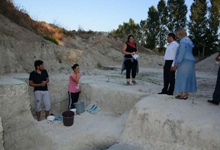 <p>Mermer yataklarındaki kalsiyum karbonat nedeniyle milyonlarca yıl önceki fosillerin bozulmadan günümüze kadar geldiği Bursa’nın Mustafakemalpaşa ilçesinde toprak kayması sonucu ortaya çıkan ve bir çoban tarafından keşfedilen mağara özellikle beslenme ve mutfak kültürü ile ilgili bilinen tüm gerçeklerin yeniden yazılmasına neden olacak türden.</p>